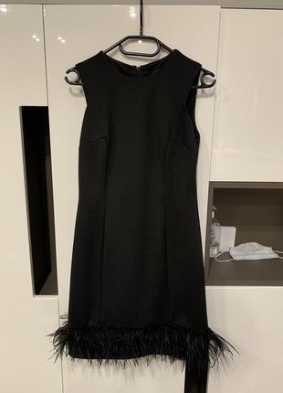 Коктейльна сукня зі страусовим пір’ям