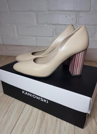Класичні шкіряні туфлі kaniowski 35 23см нюдовые базові бежеві човники