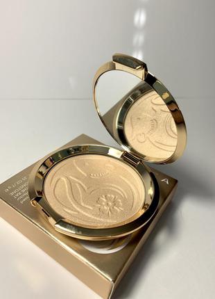 Хайлайтер thebalm mary lou manizer