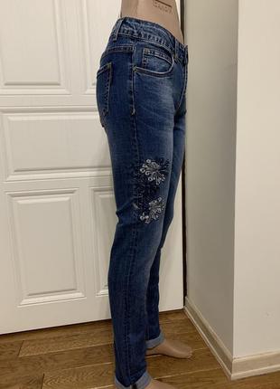 Жіночі джинси з вишивкою5 фото