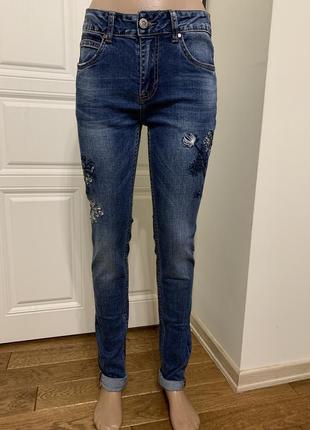 Жіночі джинси з вишивкою1 фото