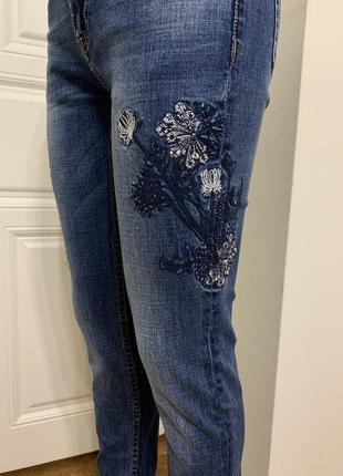 Жіночі джинси з вишивкою4 фото