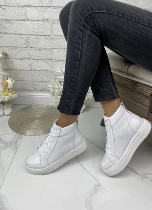 Зимние ботинки женские белые