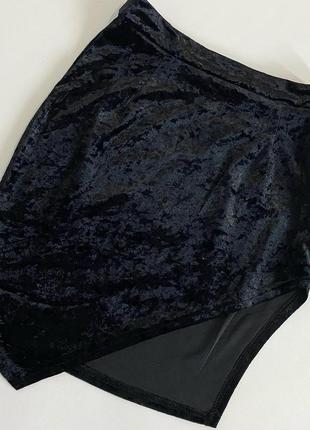 Красива спідничка з відкритим бедром