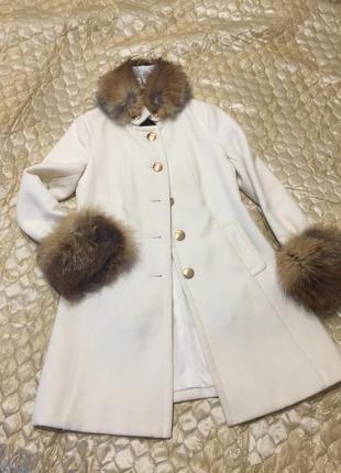 Белое пальто со съёмным мехом лисы3 фото