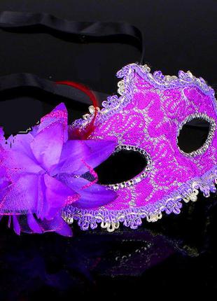 Яскрава насичена святкова ошатна фіолетова бузкова з сріблом маска "сирень" з квіткою на ле
