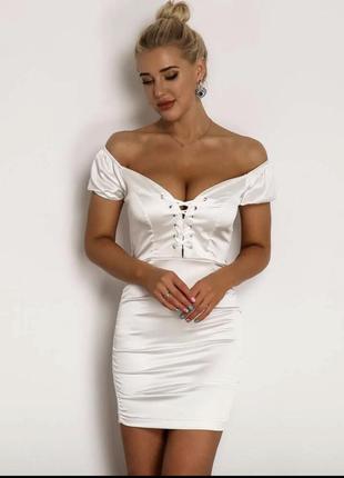 Атласное белое платье