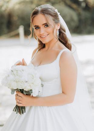 Витончене атласна весільна сукня мінімалізм