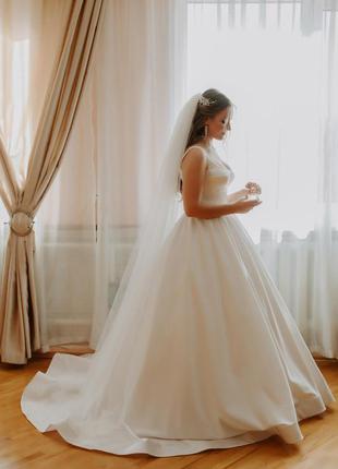 Витончене атласна весільна сукня мінімалізм