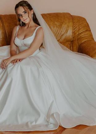 Витончене атласна весільна сукня мінімалізм