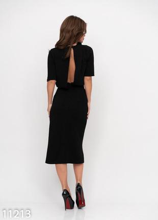Чорне плаття з вирізом на спині