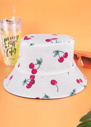 Панама з принтом вишні біла 1060