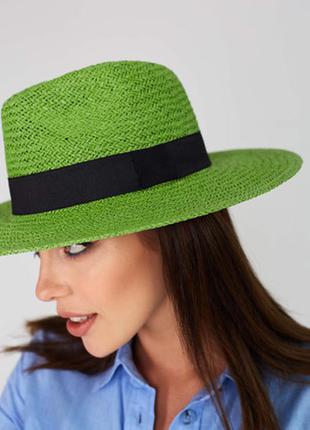 Яркая зеленая шляпа федора из рисовой соломы 21153 фото