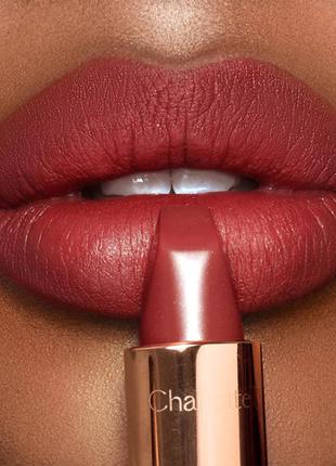 Матовая помада для губ charlotte tilbury walk of no shame - matte revolution lipstick 1.1 г2 фото