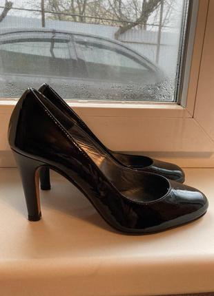 Шкіряні лакові туфлі