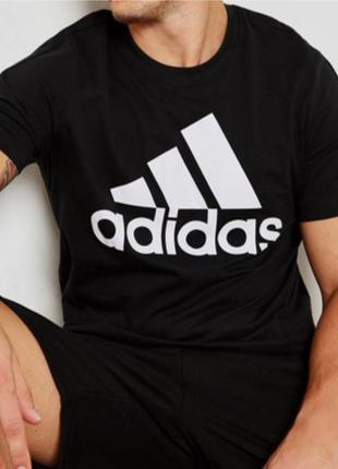 Черная футболка