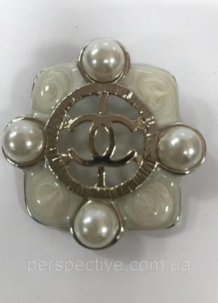 Брошь брендовая золотистая с жемчугом и эмалью