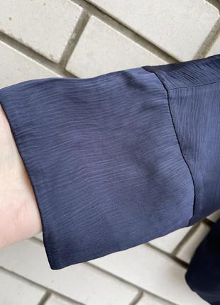 Атласная темно-синяя фактурная блузка свободного кроя cos10 фото