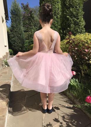 Нежно розовое платье с ажурной спинкой4 фото