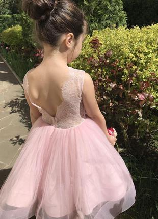 Нежно розовое платье с ажурной спинкой6 фото