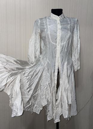 Бежевое платье туника с объёмными рукавами и пышной юбкой