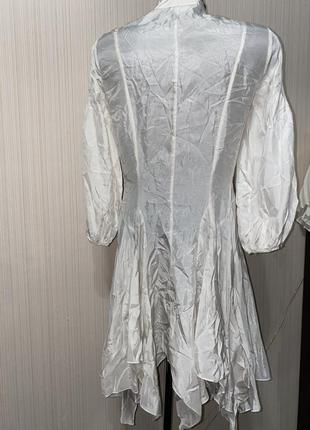 Бежевое платье туника с объёмными рукавами и пышной юбкой5 фото