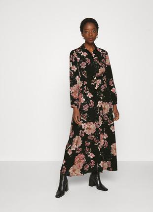 Довга сукня сорочка на гудзики з ременем резинкою в квітковий принт vero moda