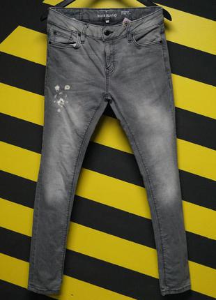 Стрейчевые зауженные джинсы с потертостями
