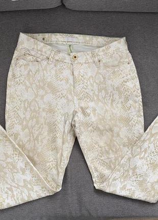 Фирменные  джинсы брюки mac с змеиным золотым принтом4 фото