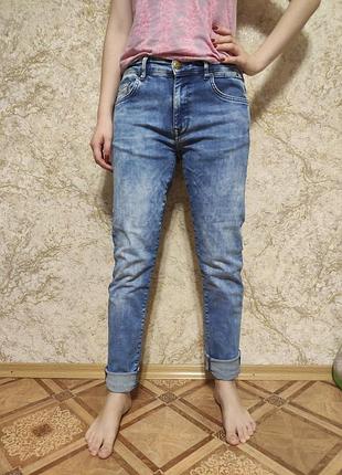 Джинсы плотные,зауженные к низу.