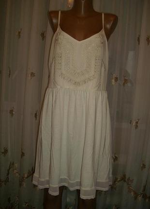 Красивый трикотажный сарафан молочного цвета