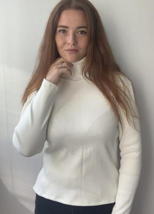 Белый гольф в рубчик