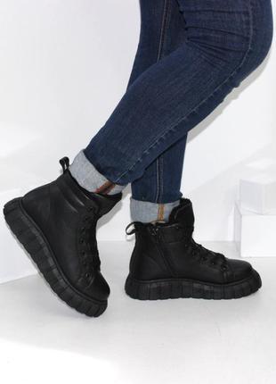 Черные зимние ботинки на шнурках на толстой подошве6 фото