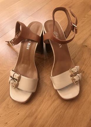 Бомбезні шкіряні босоніжки.