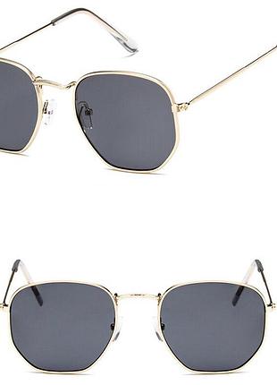 Солнцезащитные очки черные