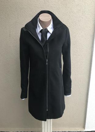 Красивое ,черное пальто,полу-пальто) с кожаными(кож.зам)вставками,маленький размер only