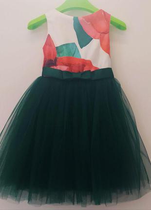 Зеленое фатиновое платье с ярким принтом