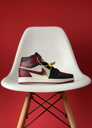 Женские кроссовки nike air jordan 1 mid black bordo.