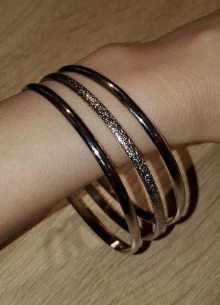 Набор  тонких металлических жёстких браслетов