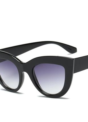 Солнцезащитные очки черные с градиентом