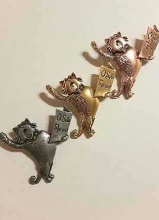 Співаючі коти. тріо. брошка ‐ кулон підвіска підготовка до тигидика пул оперний співак кіт співає музикант золото срібло бронза золотистий