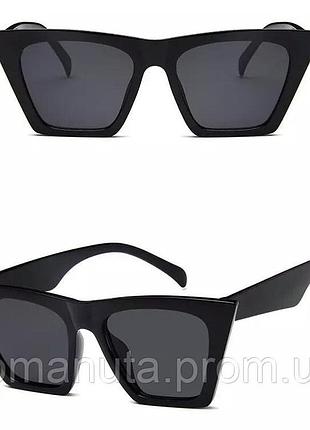 Солнцезащитные очки черные