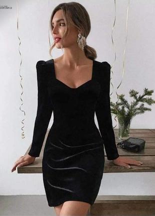 Лаконічне чорне оксамитове плаття