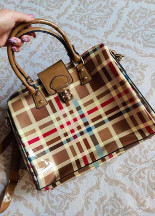 Лаковая сумка с стиле burberry