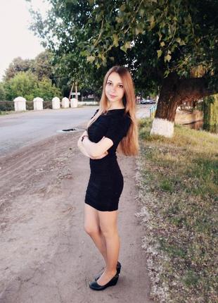 Маленьке чорне плаття з сіточкою