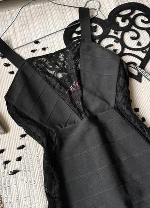 Чорна бандажна сукня міді з мереживними вставками 
pretty little thing бандажное черное платье миди с кружевом3 фото