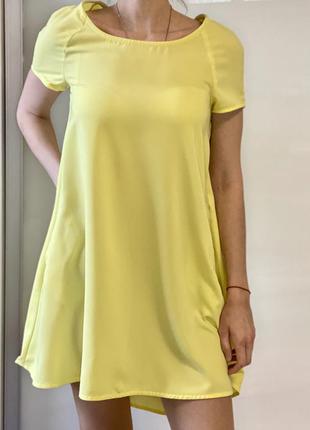 Легкое, свободное желтое платье, подойдёт беременным тоже)