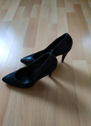 Красивые черные туфли2 фото