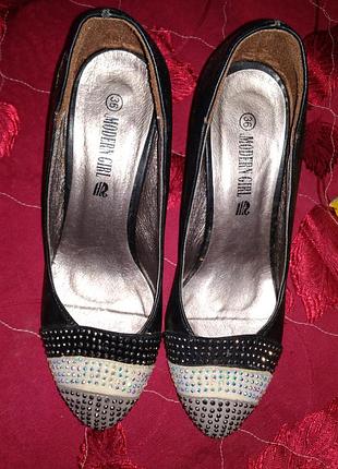 Нарядні туфлі.