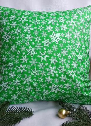 Новорічна зелена наволочка 40*40 з білими сніжинками